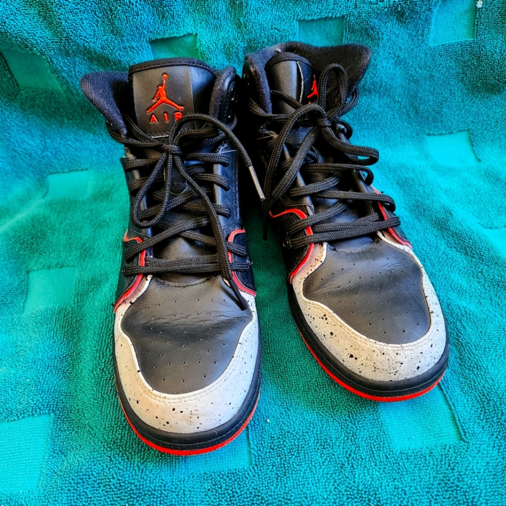 Barely worn Black Air Jordan's sz 8 women's / 6.5 youth